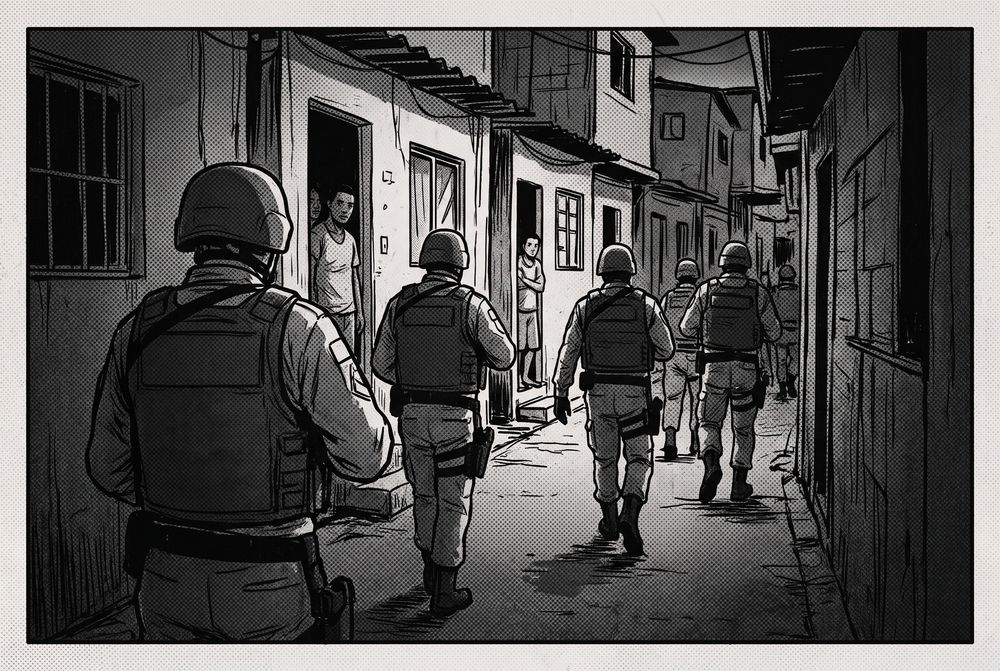 Batalhão avança por um beco de favela durante operação policial em Rio de Fevereiro